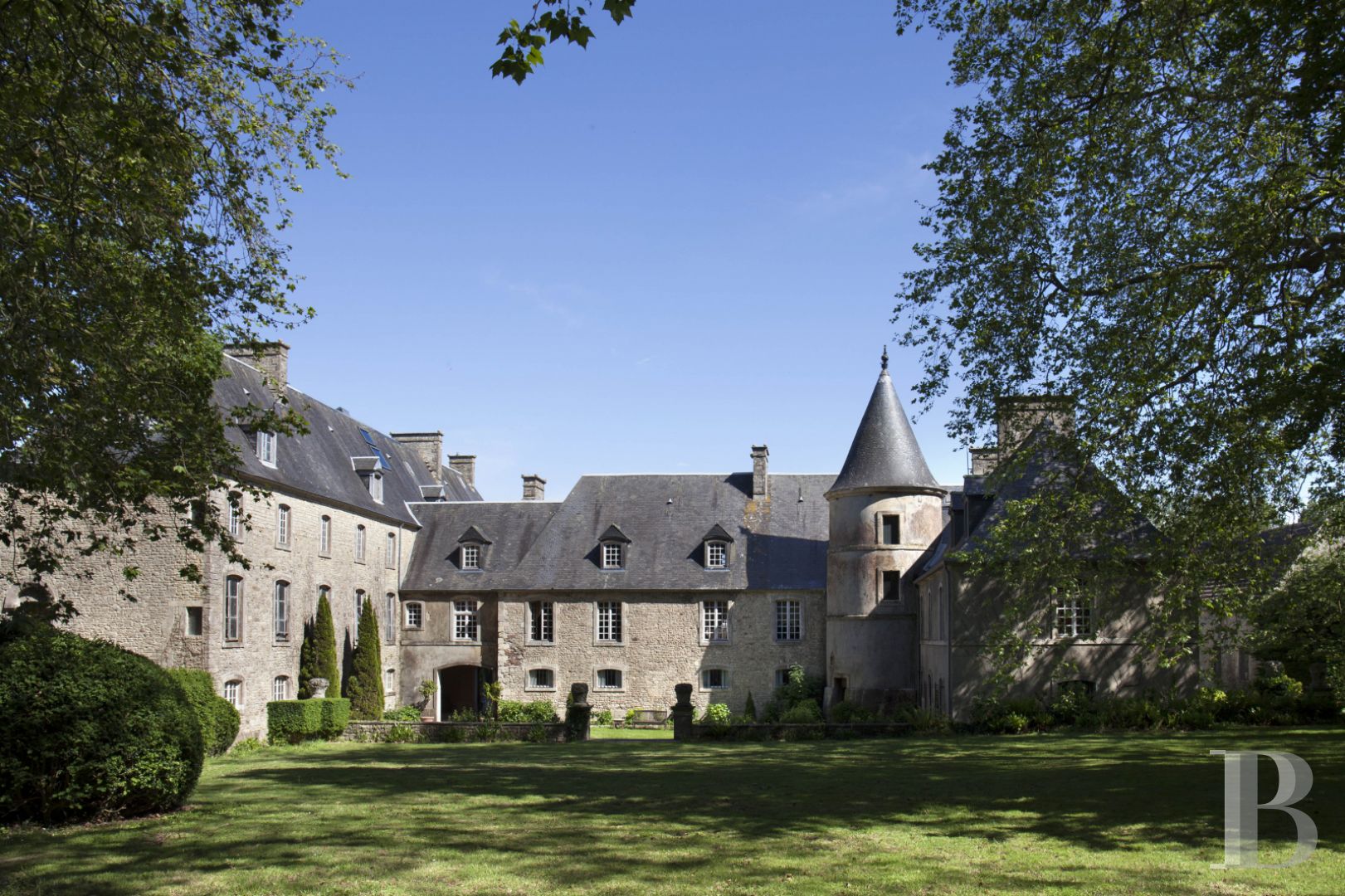 Dans le Cotentin, au sud de Valognes, un château traversé par les siècles - photo  n°1